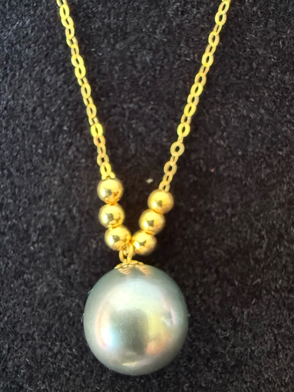 RARE Solid 18kt and High Luster 9mm Pistachio Peacock Tahitian Pearl